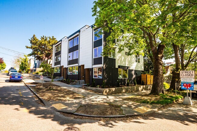 Building Photo - New Modern Ballard Townhouse | 3BR/2BA | Private Patio & Backyard