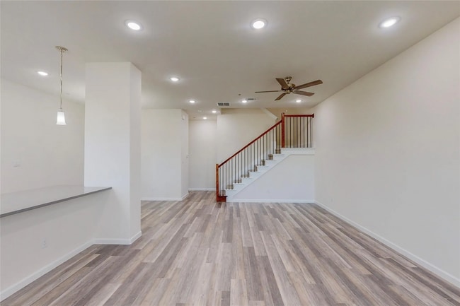 Building Photo - 4 Bath and 2.5 Bed Luxurious Townhome in Frisco!