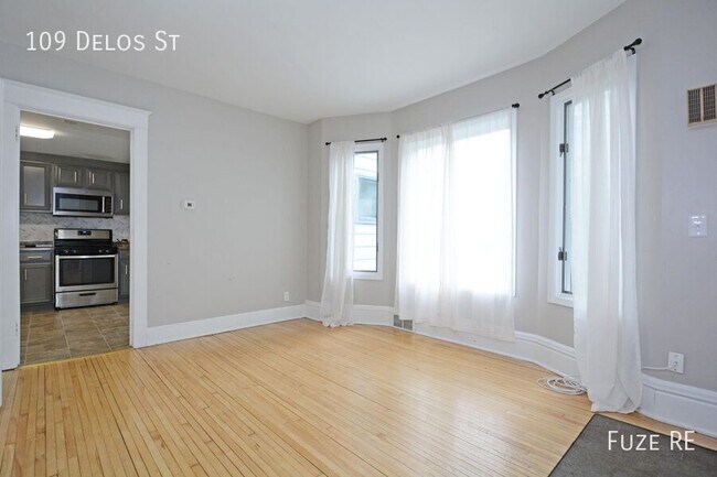 Building Photo - 109 Delos St W