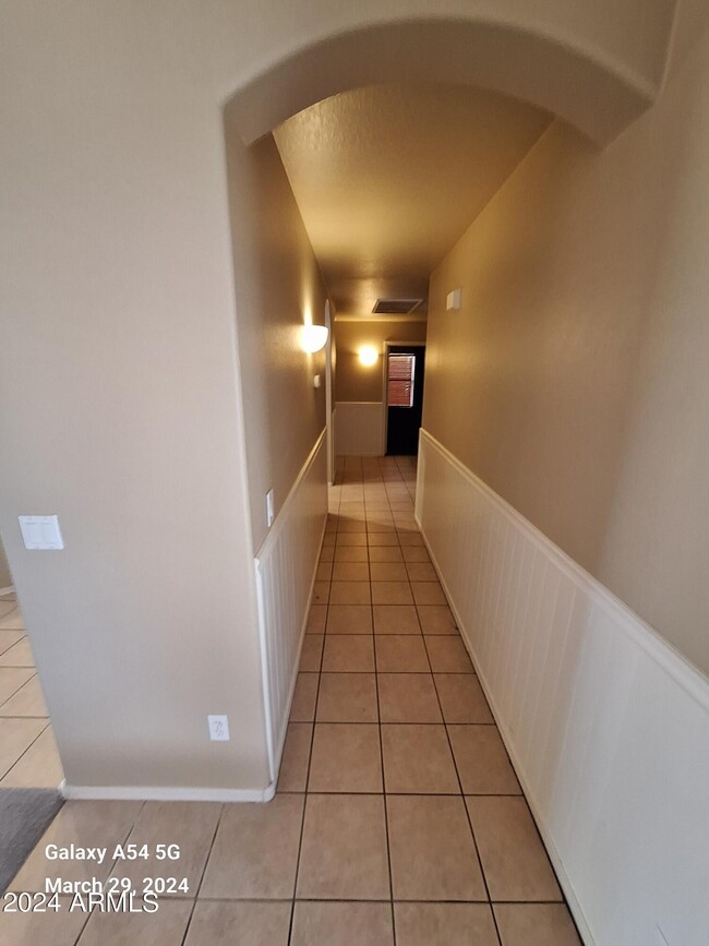 Building Photo - 9205 W Lone Cactus Dr