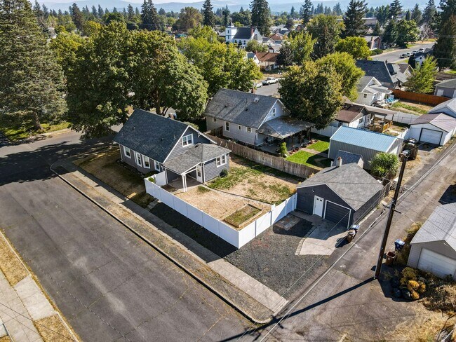Building Photo - Craftsman on Madison (Furnished)