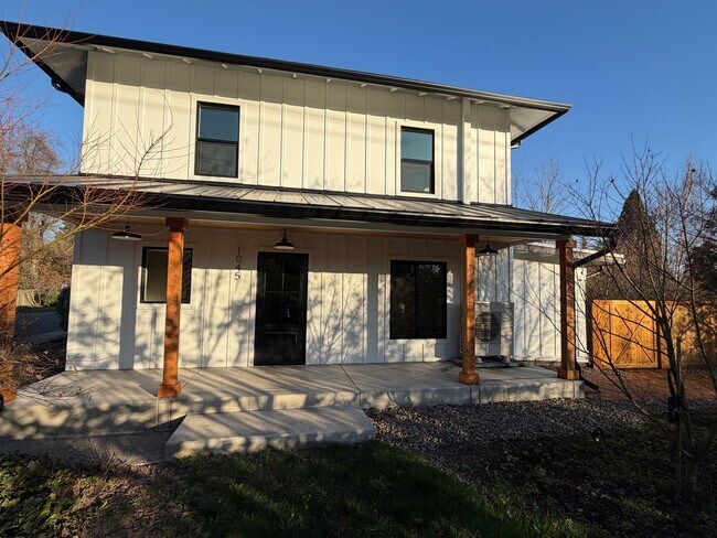 Building Photo - WAL2 - FULLY renovated 3 bed 1.5 bath on OAKWAY!