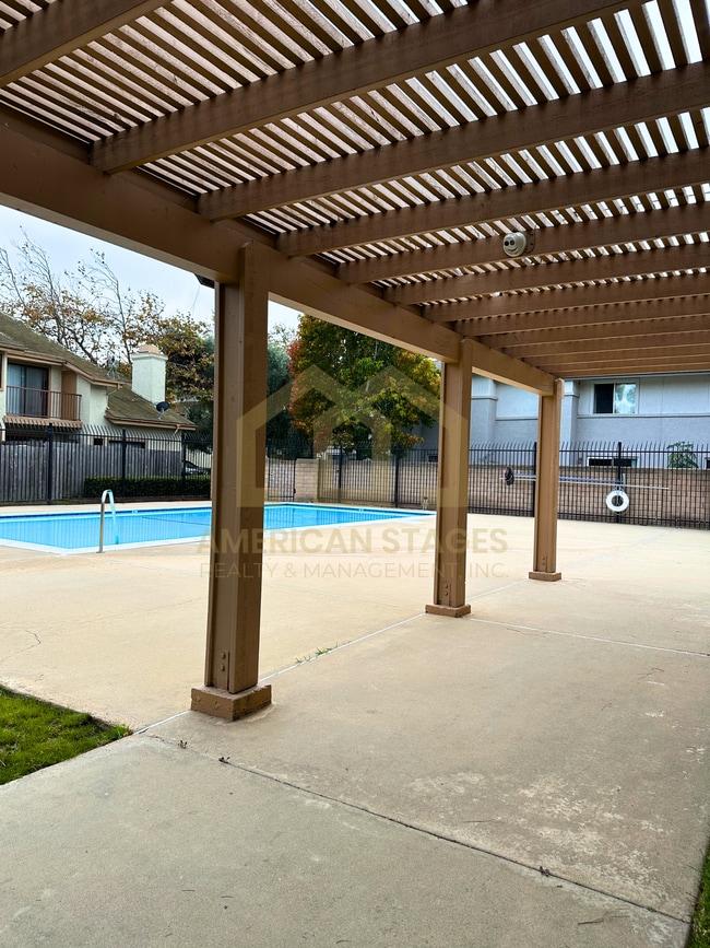 Building Photo - 131 Village Cir Dr