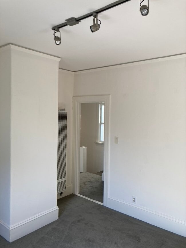 Building Photo - 3864 Howe St