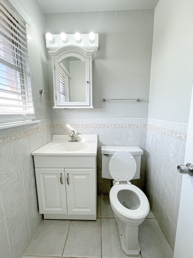 Building Photo - 3 Bed/1.5 Bath/2 car garage home in Midwest City.