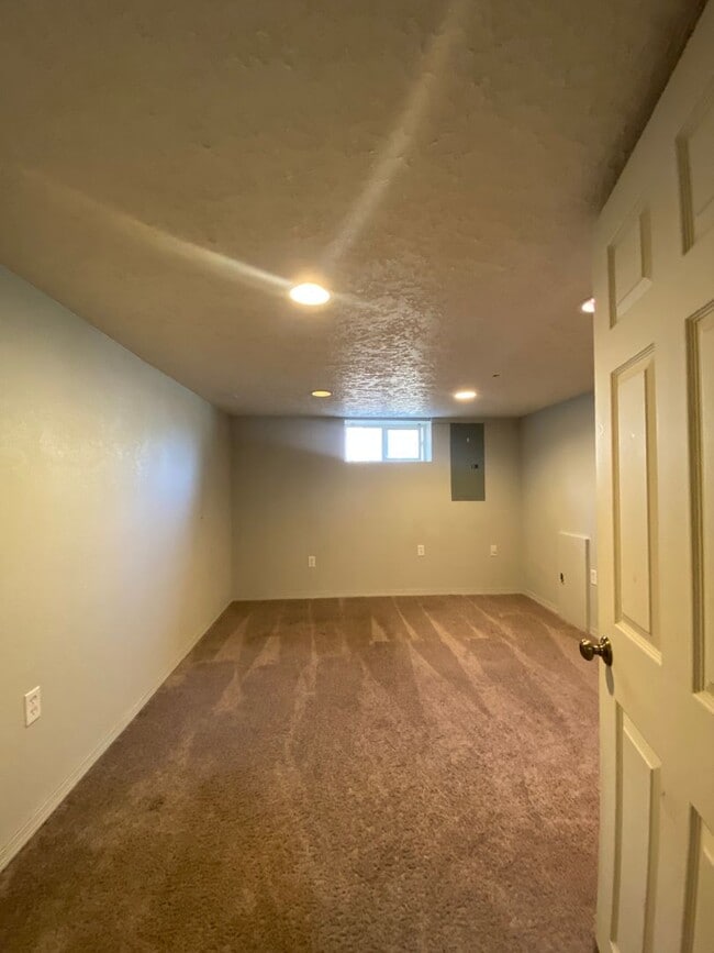 Building Photo - 4 bedrooms, 1.5 baths Millwood-20x30 shop ...