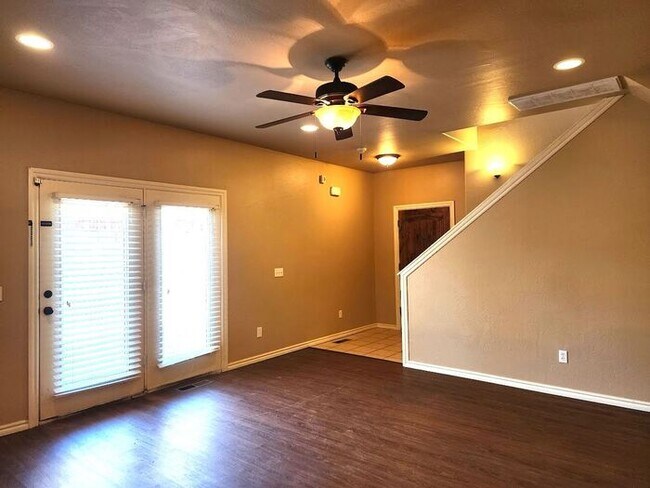 Building Photo - 4 Bed 2 Bath 2 Car Duplex in the Oxford Park Addition in Edmond