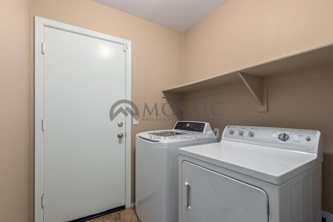 Building Photo - 398 E Daniella Dr