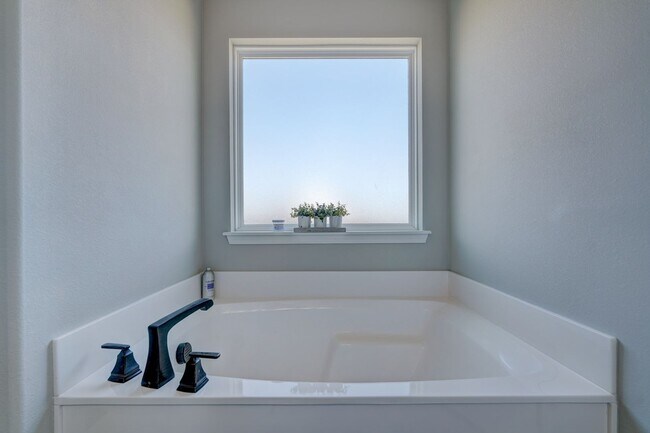 Building Photo - Beautiful Fully Furnished Home in Broken Arrow!