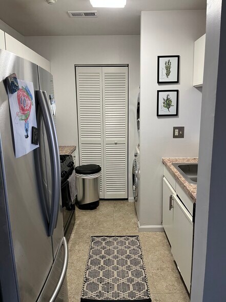 Building Photo - 1604 Diamond Drive