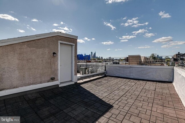 Building Photo - 220 W George St