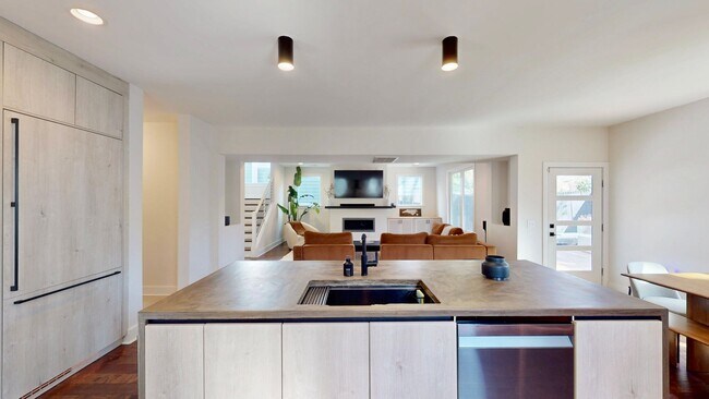 Building Photo - 1220 Lomax Ave