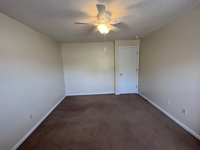 Building Photo - End Unit Townhouse, 3 Bed, 3 Bath