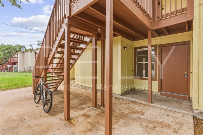 Building Photo - 302 Algerita Dr