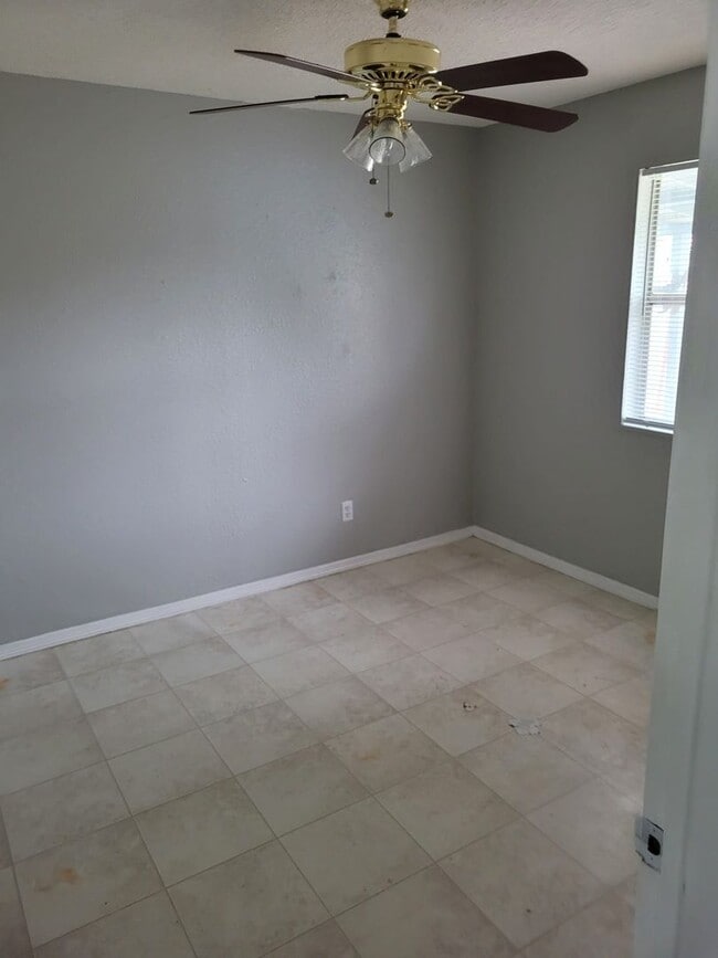Building Photo - SPACIOUS! LOCATION!