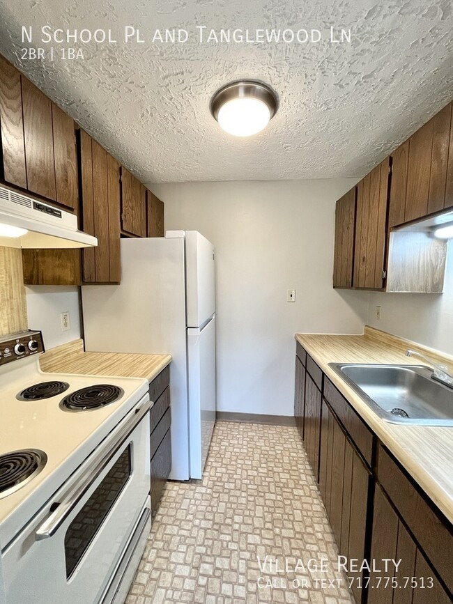 Building Photo - Top Floor! Roomy 2-Bed with A/C & Off-Stre...