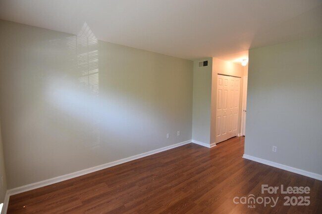 Building Photo - 8220 Golf Ridge Dr