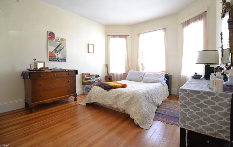 Building Photo - 44 Easton St