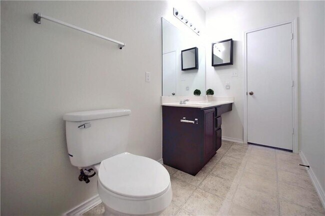 Building Photo - 2204 Old Sterling Rd