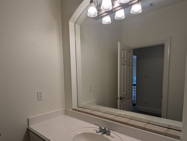 Building Photo - Serene 3 Bed / 3 Bath in Great Austin Loca...