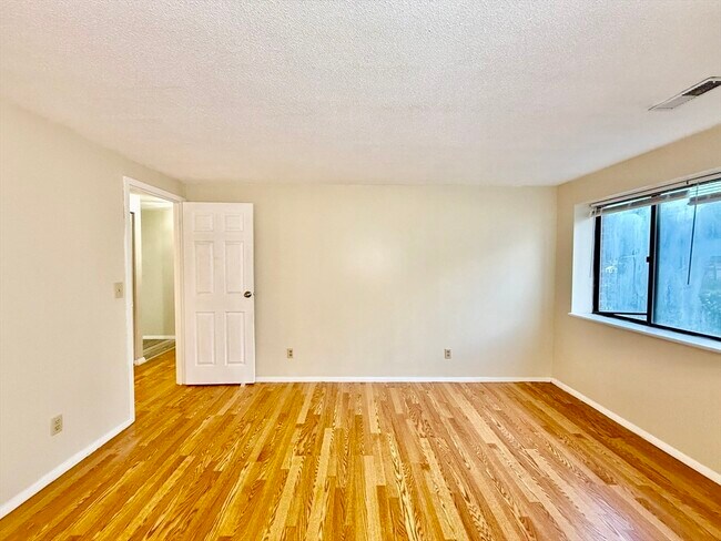 Building Photo - 160 Elm St