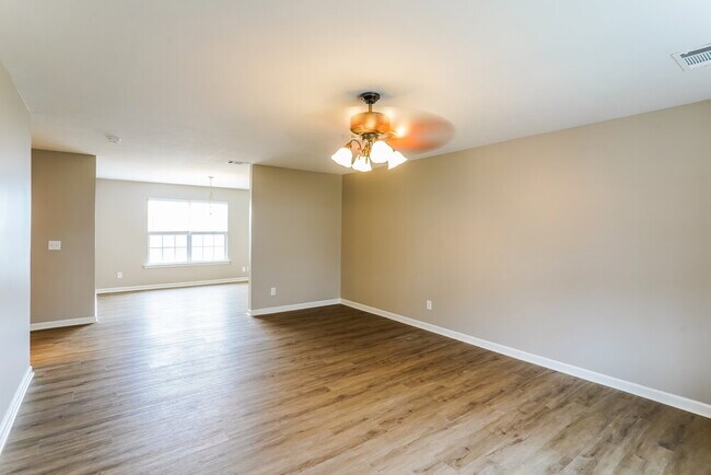 Building Photo - 221 Quiet Ln