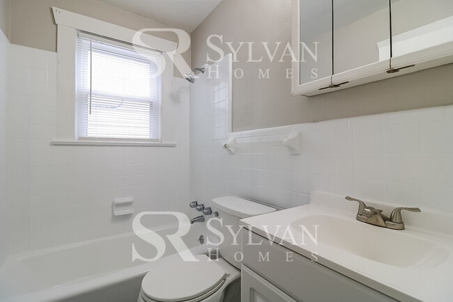 Building Photo - Enjoy living the good life in this 3 bedroom, 1 bathroom home