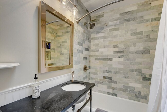 Building Photo - Gorgeous duplex near Cherry Creek!
