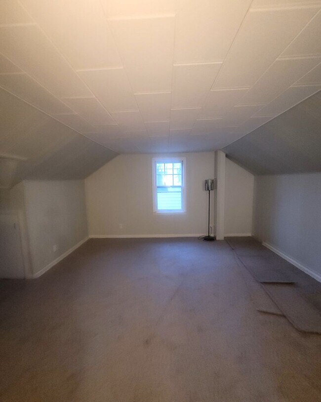 Building Photo - Beautiful 3 Bedroom bungalow in very desirable location in Redford/ Livonia borders