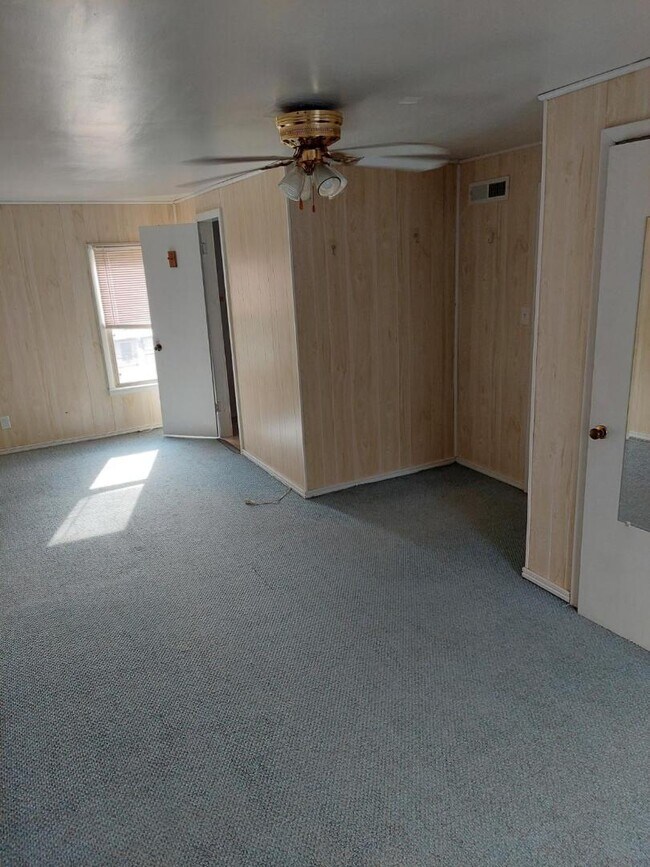 Building Photo - 201 S Lowry St