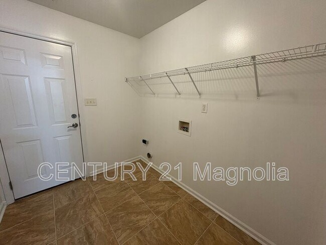 Building Photo - 2026 Lake Forest Dr