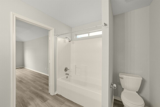 Building Photo - 750 Redwing Park Dr