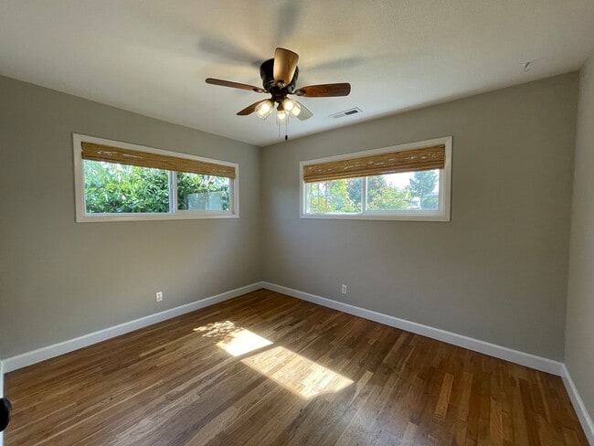 Building Photo - Updated 3 bedroom, 2 bath home