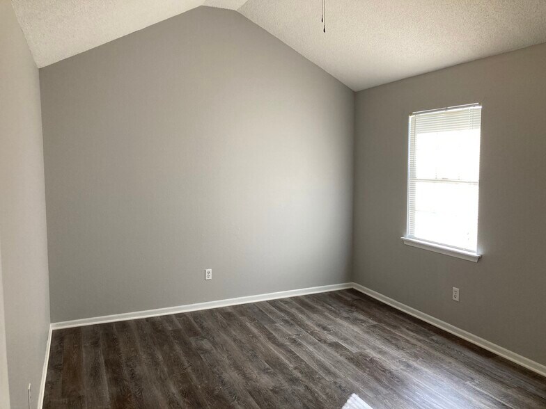 Building Photo - 2107 Highridge Dr