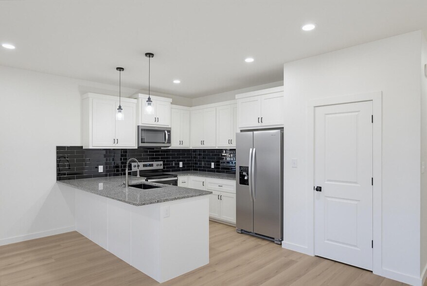 Building Photo - 7659 Lake Ridge Pky