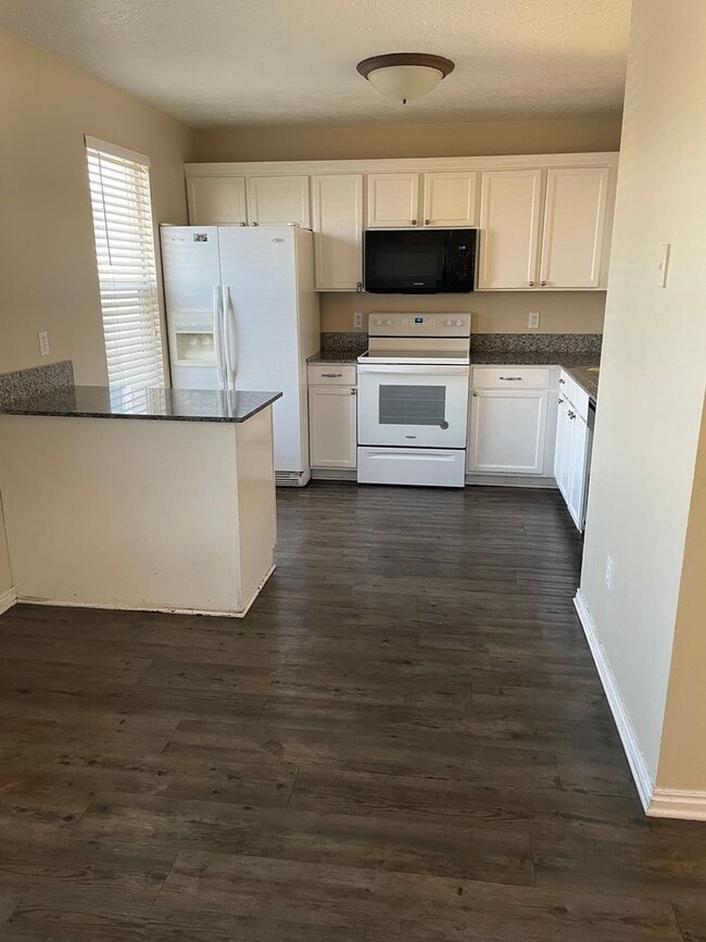 Building Photo - BEAUTIFUL TOWNHOME!!!