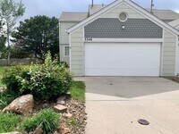 Building Photo - Cozy 2 Bedroom Townhome Nestled in Quiet Gated Community