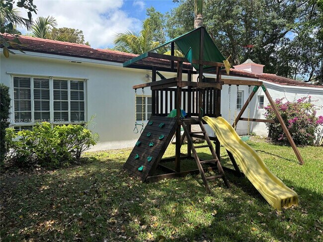Building Photo - 765 N Greenway Dr