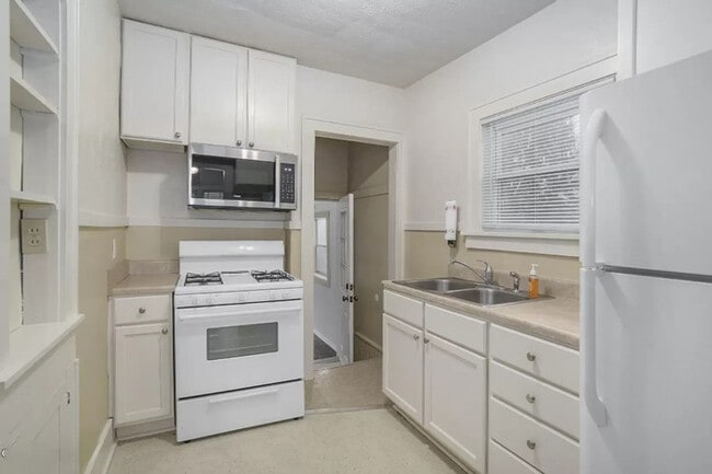 Building Photo - $1450- 2 Bedroom home, Renovated, NEW PICT...