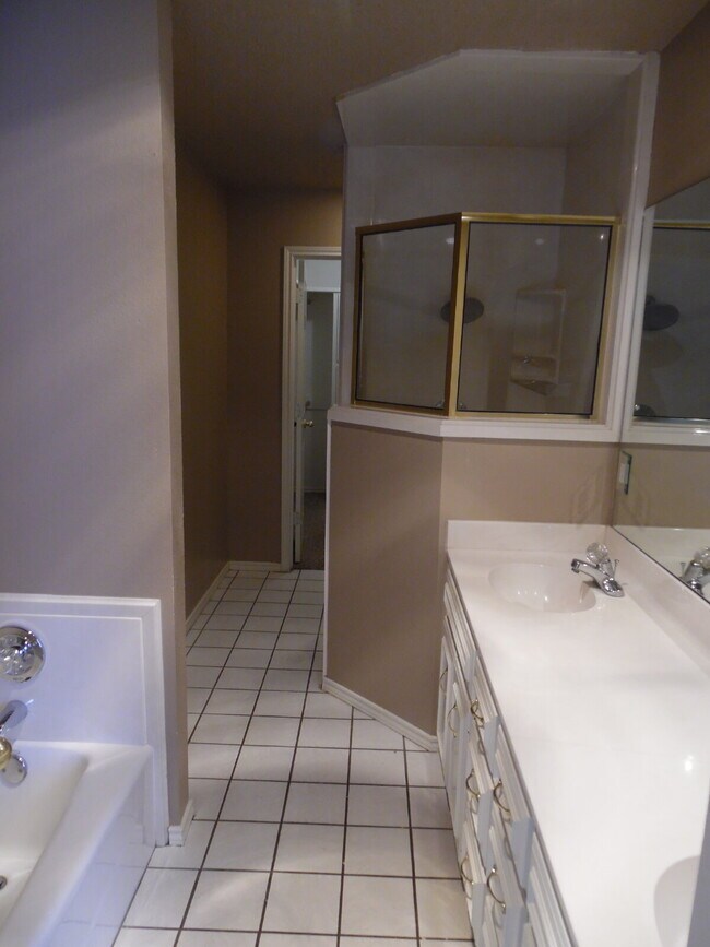 Building Photo - Captivating Townhome in Whisperwood