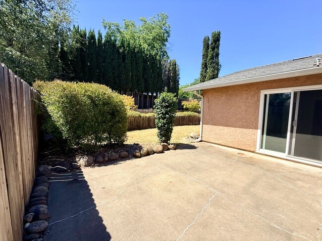 Building Photo - 3-BED 2-BATH WITH SPACIOUS BONUS FAMILY ROOM IN QUIET NEIGHBORHOOD