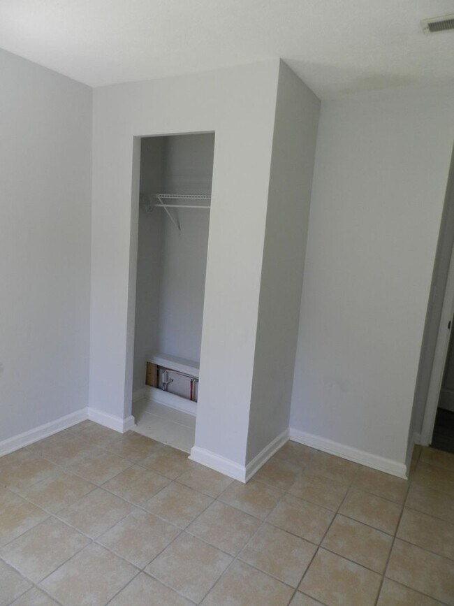 Building Photo - 204 Dyer Dr