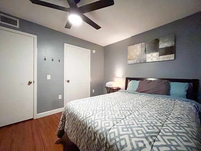 Building Photo - Beautiful 4/4 Condo in University Terrace