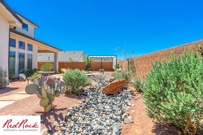Building Photo - Stunning 4 Bedroom Home. Dog friendly!