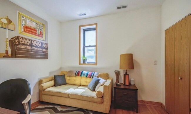 Building Photo - Bright 2 Bed 2 Bath in the Ukranian Village area