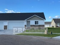Building Photo - 3 Bed, 2 Bath Town Home w/ 2 Car Garage - ...
