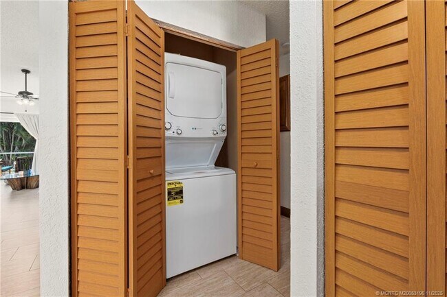 Building Photo - 111 Oakwood Dr