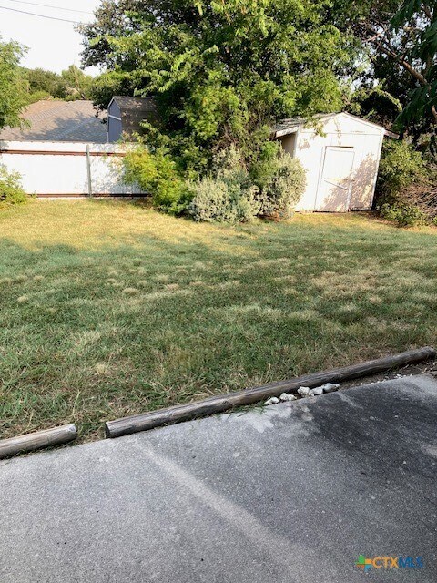 Building Photo - 303 Appaloosa Dr