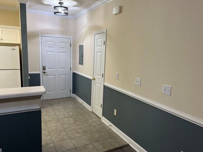 Building Photo - First Floor, 2 Bedroom, 2 Bath Condo with Screened Patio! Community Pool!