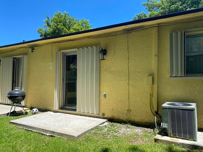 Building Photo - 850 SW 9th Ave